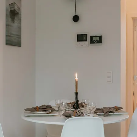 Huswell - Charming Just Steps From The Beach.